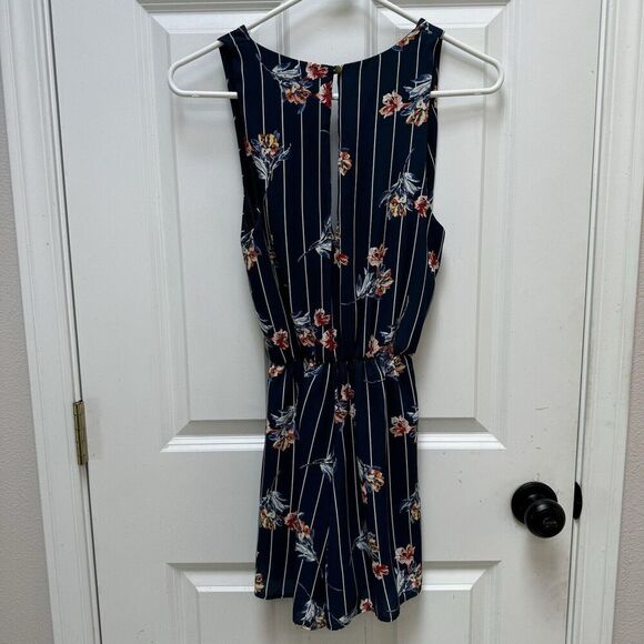 Everly Short Romper Sz XS Faux Wrap Sleeveless V Neck Navy Floral Summer Travel - Picture 2 of 4